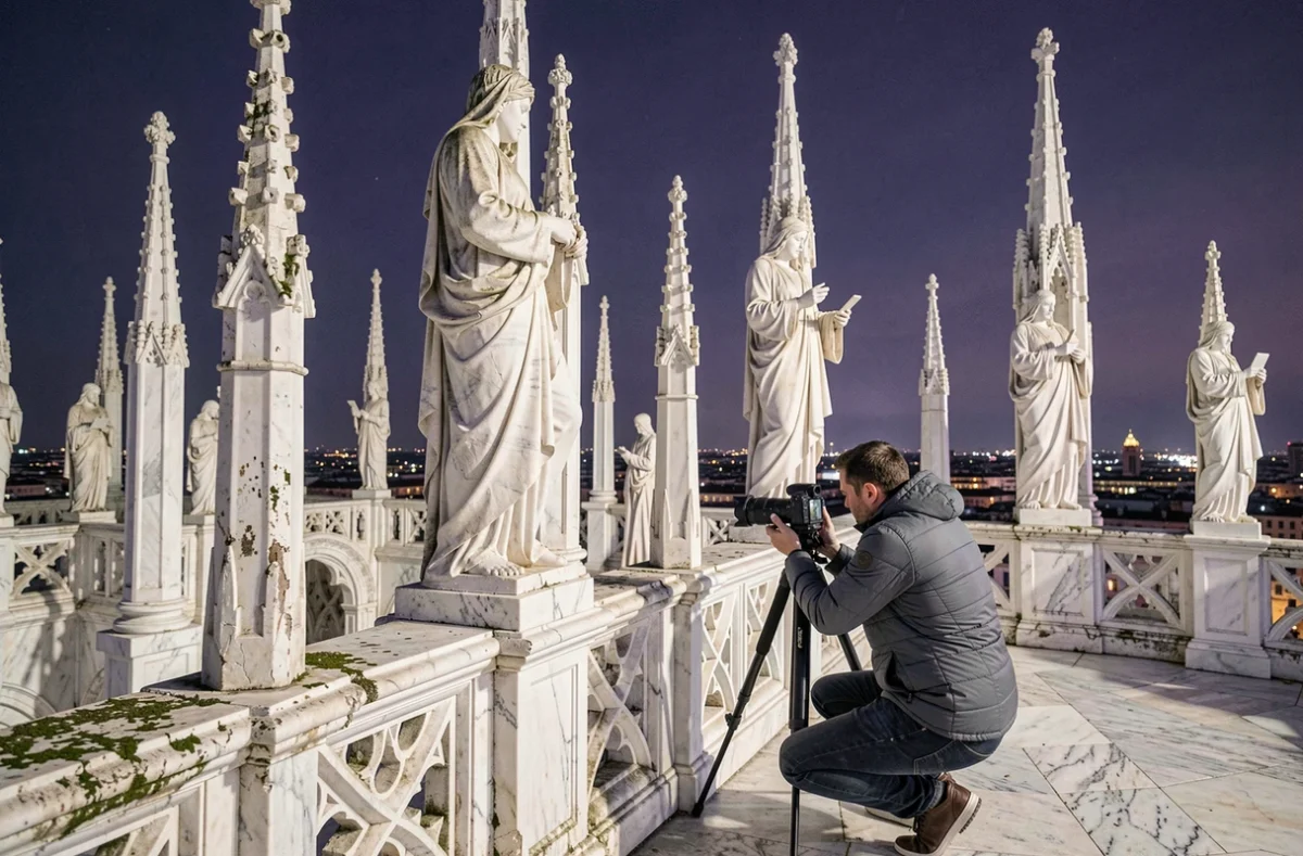 Photographe sur les terrasses du Dôme de Milan la nuit parmi les statues de marbre blanc et les flèches gothiques
